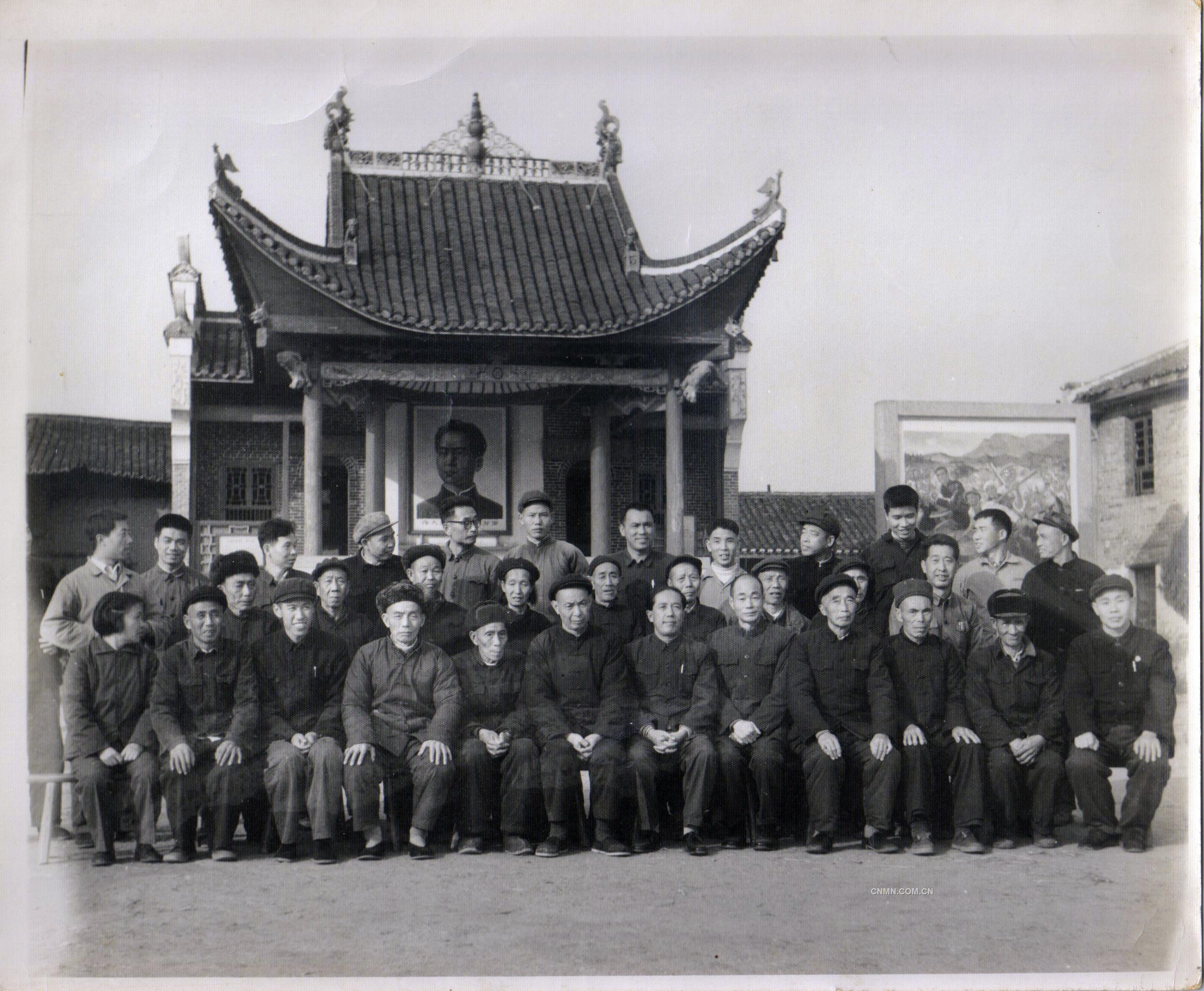 1973年，刘亚球参加水口山早期革命斗争的老同志座谈会（前排左六）